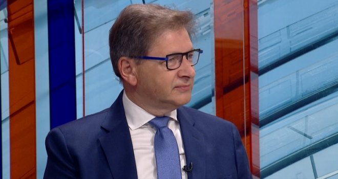 Nivo naše političke svijesti je zaista nizak... U BiH pobjeđuje stranka koja kaže 'Evo kila kafe...'