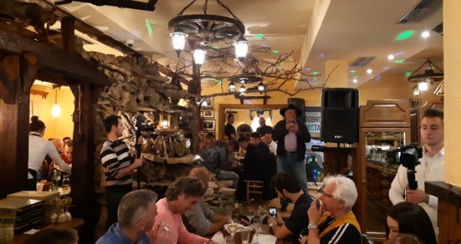 Snašao se Hercegovac: Od starih opanaka napravio štikle, majka mu isplela pletenice... Ali to je tek početak priče