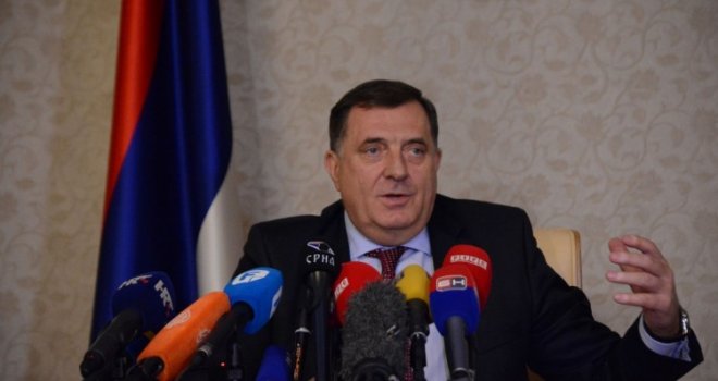 Dodik: Zastava RS će biti postavljena gdje god ja sjedim