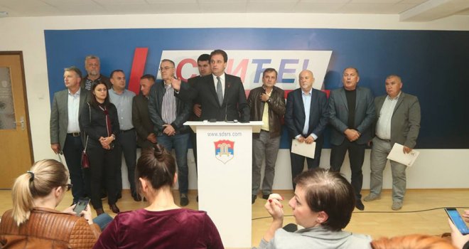SDS: Dodik od sebe i svoje stranke pravi pokretnu cirkusku šatru! Ako ne može zastava RS, dobra je i zastava BiH!