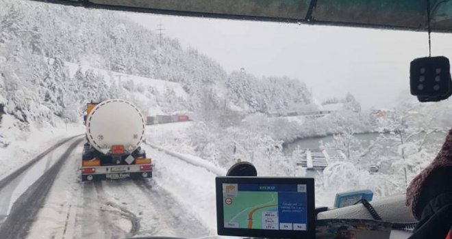 Totalni haos u Jablanici: Zbog popriječenih teretnih vozila potpuno obustavljen saobraćaj