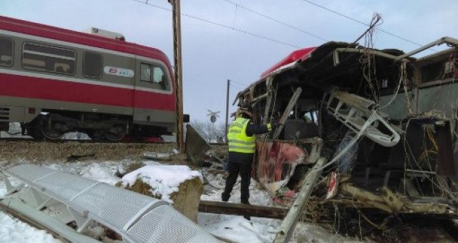 'Sine, mama ti je poginula, nisam smio da ti kažem...' Potresna svjedočenja o jezivoj nesreći kod Niša lede krv...