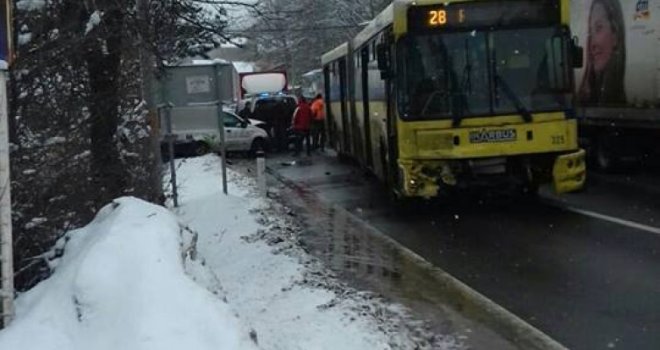 U sudaru GRAS-ovog autobusa i automobila teže povrijeđen mladić