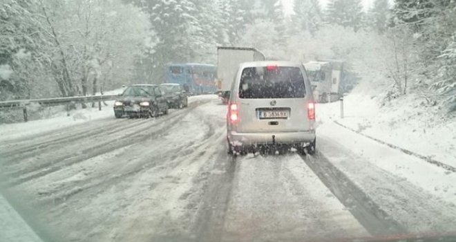 Šta učiniti ako zapnete u snijegu, ne možete ni naprijed ni nazad? Nikako ne izlazite iz auta!