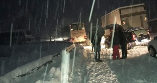 Saobraćajni kolaps: Dva autobusa zaglavila kod Jablanice