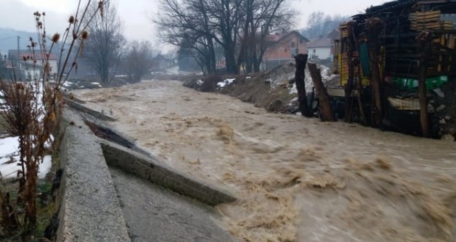 Dramatični snimci: Rijeka Zgošća prijeti da odnese most