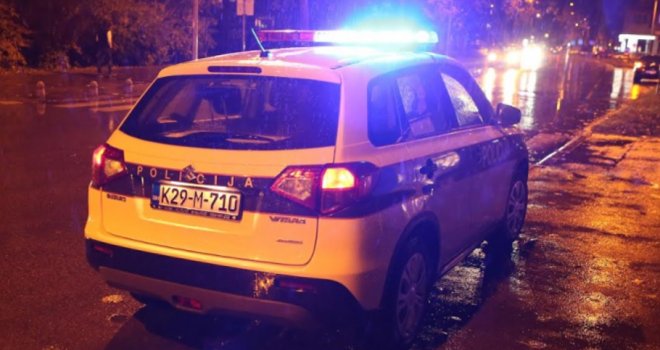 Nesvakidašnji događaj u Tuzli: Napali policajce letvom, pa na njih pustili psa!