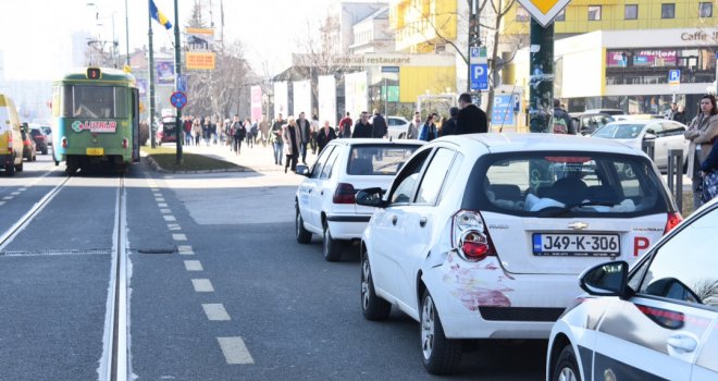 MUP KS o saobraćajnom kolapsu: Raspoređene su ekipe na više od 20 raskrsnica u Sarajevu, zovu nas i zaglavljeni u liftovima