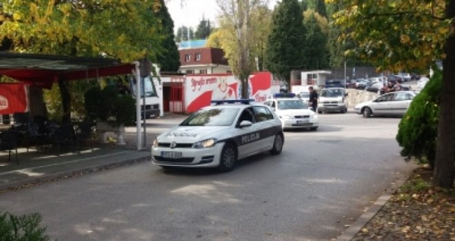 Napadnuti novinari Avaza, Klixa i Bljeska:  Nije mu bilo po volji što slikaju objekat na koji je bačena bomba!