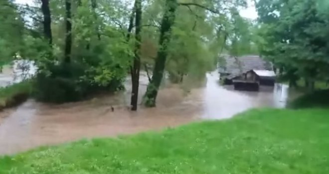 Najave se obistinile: Rijeka se izlila kod džamije, voda poplavila kuće... Mještani ne pamte da se ovo ikada dogodilo