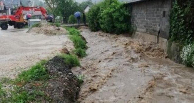 Problemi na  magistralnom putu M-17: Izlila se voda na ulazu u Žepče, saobraćaj obustavljen