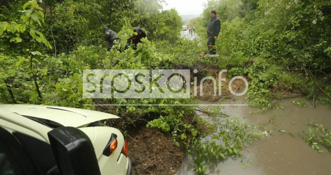 Gomila zemlje se sručila na kombi i zatrpala put Banjaluka – Prijedor, stvorila se ogromna kolona