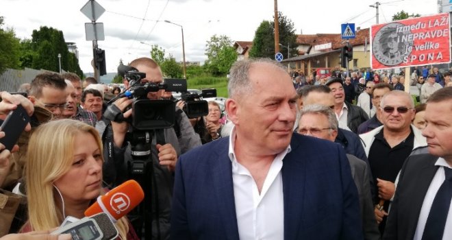 Mektić nakon protesta pred VSTV-om: Posebno sam zadovoljan što je na skupu bio i narod iz RS i Federacije...