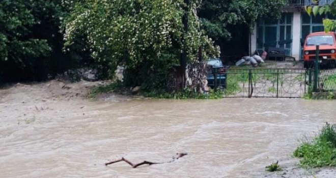 Očajnički krik Zeničanke: Neka nam neko pomogne...Opet isto proživljavamo, zovem Civilnu zaštitu, niko se ne javlja! 