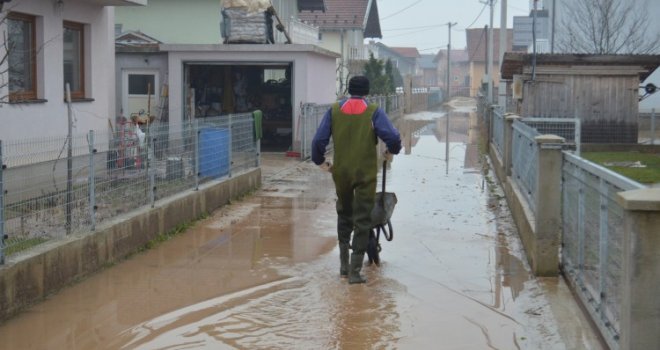 Na području Gračanice nove padavine uzrokovale nove poplave