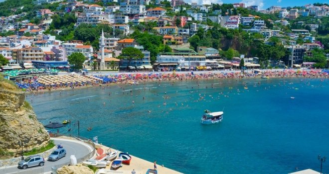 Bosanci bez PCR testa i vakcina na Jadran: Za ljetovanje na crnogorskom primorju turistima iz BiH širom otvorena vrata