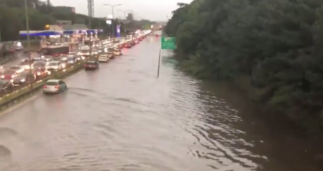 Velika oluja pogodila Beograd, u gradu potop: Izlivena kanalizacija, poplavljeni vrtići, otkinuto drveće...