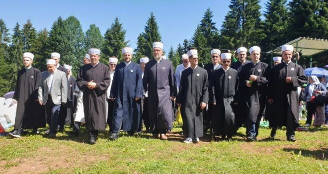 Klanjanjem podne-namaza i učenjem dove završena centralna svečanost 509. Dana Ajvatovice