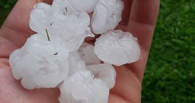 Kod susjeda već stiglo nevrijeme: Olujni vjetar, kiša i led, za samo 10-tak minuta temperatura pala za osam stepeni...