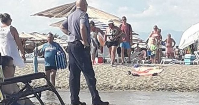 Šok na Jadranu: Muškarac preminuo nakon što mu je pozlilo u moru, svi pomagali, a policajac stajao sa strane jer...