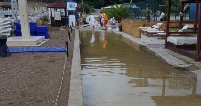 Fekalije se slijevaju niz jadransku plažu, turisti zatvoreni u hotelu: Sve začepilo, zaudara na sve strane...