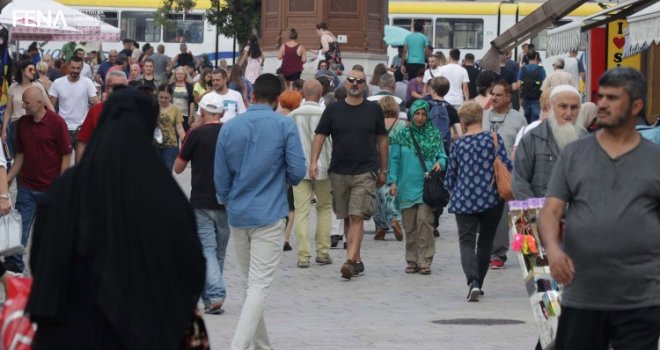 Sve veći broj turista, ali trgovci na Baščaršiji nezadovoljni prodajom: Samo se slikaju pored izloga