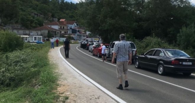 Zbog visokih temperatura izbjegavati vožnju na duže relacije tokom dana, ali ako putujete, evo kakvo je stanje na cestama