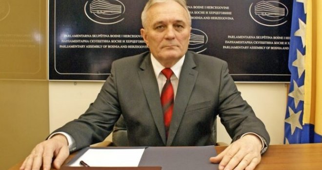 Za platu od 5.000 KM: Ovaj zastupnik u Parlamentu BiH za četiri gorine postavio je samo jedno pitanje!