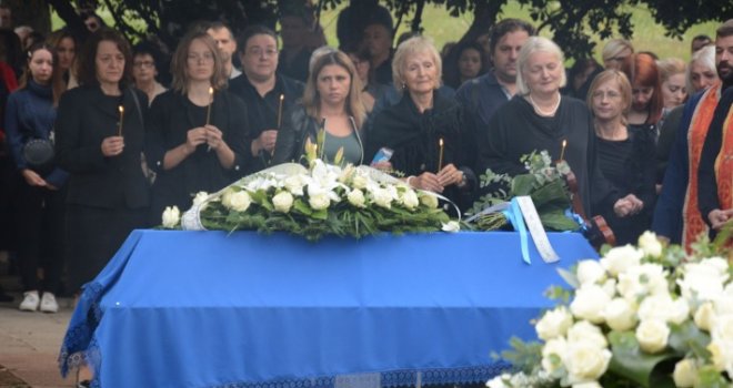 Neizmjerna tuga na posljednjem ispraćaju Lane Bijedić: 'Svjedoci smo strašnog zločina i grijeha, onog praiskonskog...'