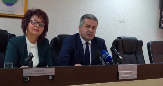 Bunić doveo 100 osoba da pred kamerama napuste SBB, šefica stranke u USK kaže da većina nisu ni bili članovi