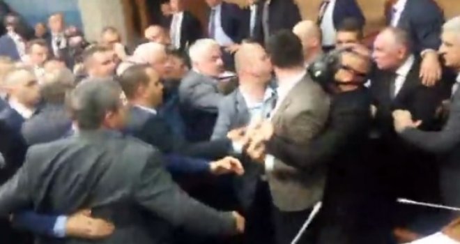 Lomili mikrofone, sijevale šake, gas maske, hapšenja... Potukli se Crnogorci oko usvajanja Zakona o slobodi vjeroispovijesti