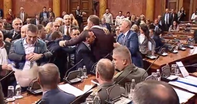 Haos u skupštini: Srbijanski zastupnici umalo se potukli zbog crnogorskog zakona o crkvama