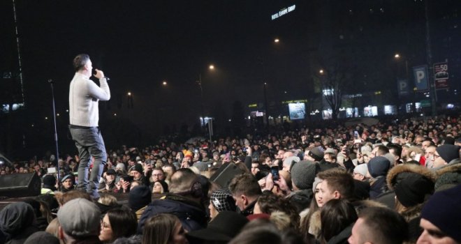 Sve se usijalo, skinuo se Željko Joksimović pred publikom: 'Večeras je lijepo biti Sarajlija, hvala vam'!