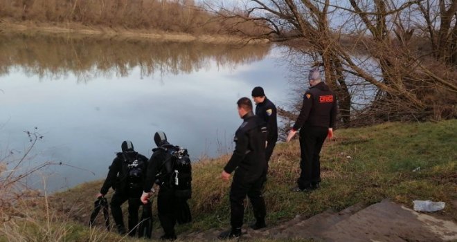 Ronioci u Savi kod Orašja pronašli vozilo s tijelom jedne osobe