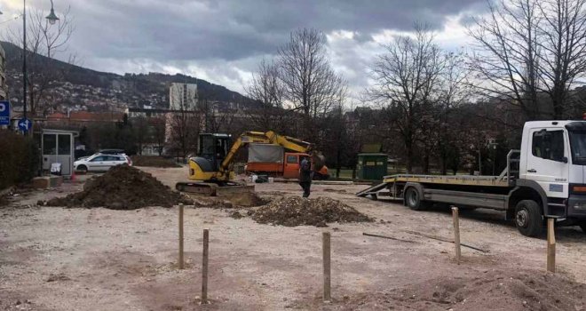 Umjesto parkinga u Sarajevu niče park! Prave fontanu, popločavaju, sade drveće i travu...