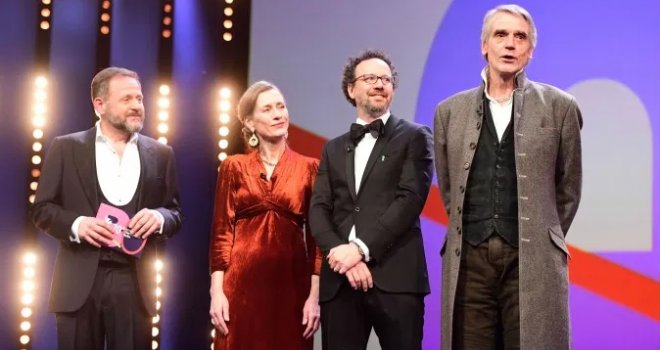 Otvorenje slavnog festivala zasjenio pokolj u Hanauu. Na čelu žirija glumac Jeremy Irons, a među gošćama i Hillary Clinton