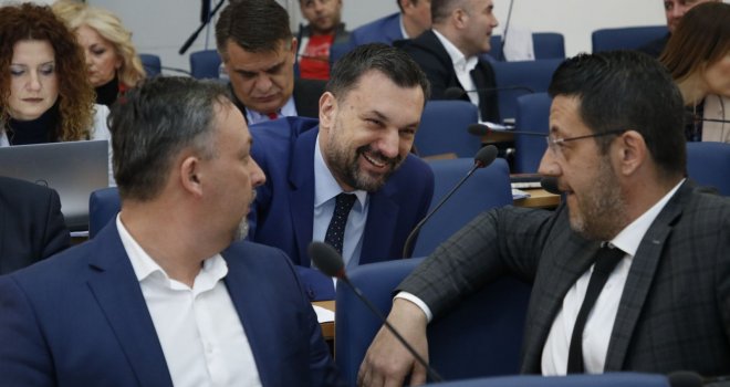 SDA na koljenima: 'Četvorka', SBB, DF i Čampara glasali zajedno za mjere u zdravstvu KS
