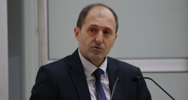 Bio sam iscrpljen, doktori su dijagnosticirali lakši udar. Ima ožiljaka na snimcima, malo problema sa krvnim sudovima...