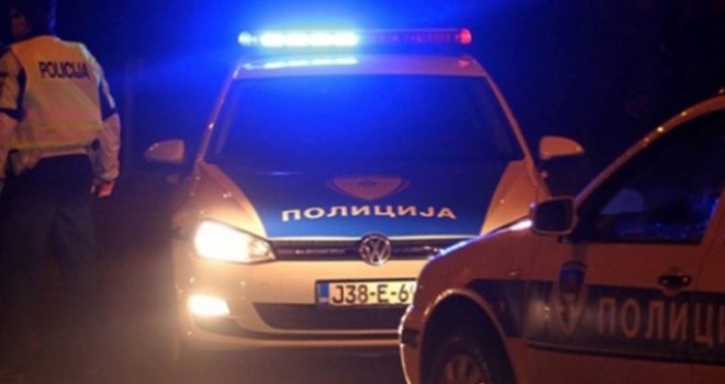 Deset osoba autima presrelo policajca kod Bratunca i pretuklo ga palicama