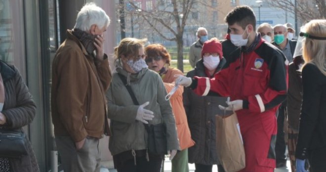 Gužve pred bankama: Penzioneri okupirali poslovnice, Civilna zaštita dijeli im maske, raste nervoza