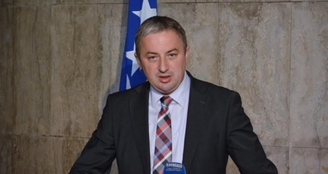 Oglasio se Borenović o haosu na sjednici: SNSD koristi Dodikov model ponašanja – psovke, uvrede i prijetnje
