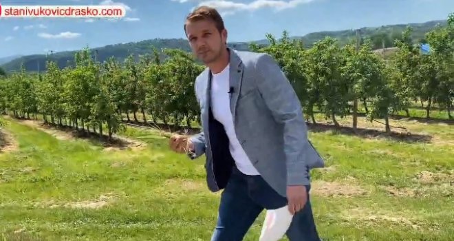Stanivuković upao u 'skromni' voćnjak porodice Dodik: Na traktor kupljen građanskim novcem zalijepio 'zahvalnicu'