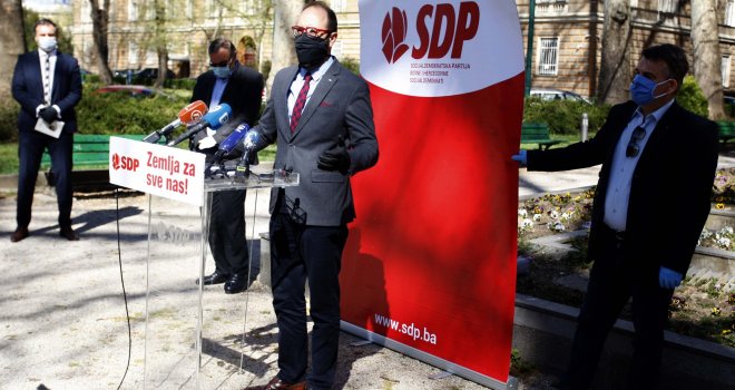 Adnan Šteta nije dodijelio niti potpisao ugovor za izgradnju tramvajskih stajališta, to su uradili istaknuti kadrovi SDA