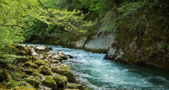 Šta se dešava sa rijekom Neretvom? Voda promijenila boju... Sada blijedo-zamućena, a bila čista i zelena!