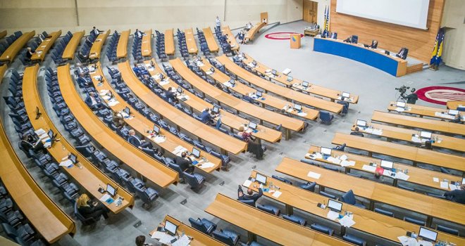 Kako se stiže do plate od preko 5.000 KM: Pogledajte ko su najbolje plaćeni poslanici u federalnom i državnom parlamentu