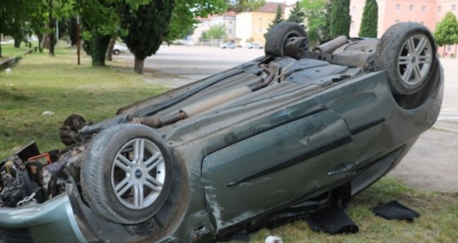 Teška nesreća u Hercegovini: Mladić životno ugrožen nakon prevrtanja vozila