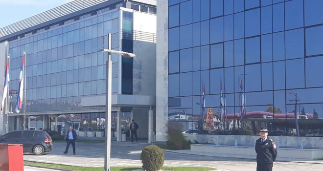 Poslije vrtne garniture od 14.000 KM, stiže nadstrešnica: U toku sređivanje sjedišta RS u Istočnom Sarajevu