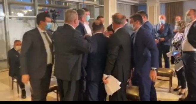 Umalo žestoka tuča u NSRS, naguravali se poslanici: Razlog - prozivka zbog pokretne bolnice