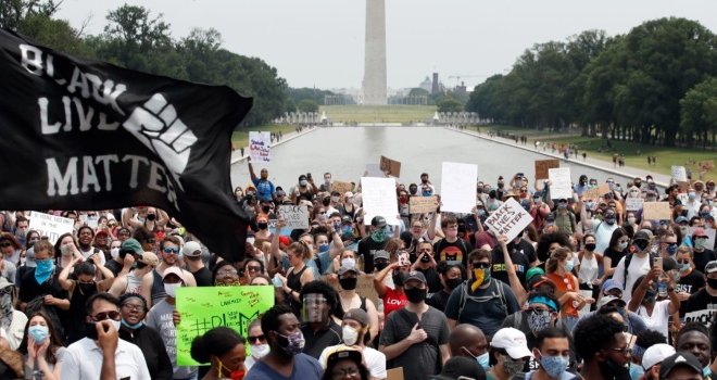  Hiljade ljudi demonstriraju ulicama Wahingtona, New Yorka, Las Angelesa..., Trump više ne izlazi u javnost