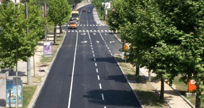 Eksplozija u Alipašinoj ulici u Sarajevu, oštećena kuća i automobili